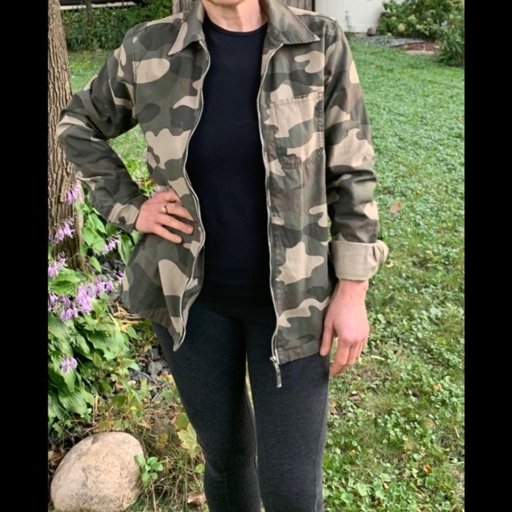 H&M Divided camo unisex jacket, full zipper, generation XYZ print on back, S